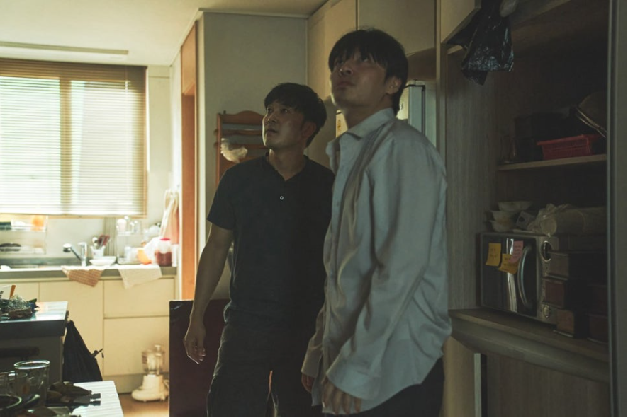 주인공이 층간소음 범인을 잡기위해 윗집 남자와 함께 그 행방을 쫒는 모습을 표현한 이미지