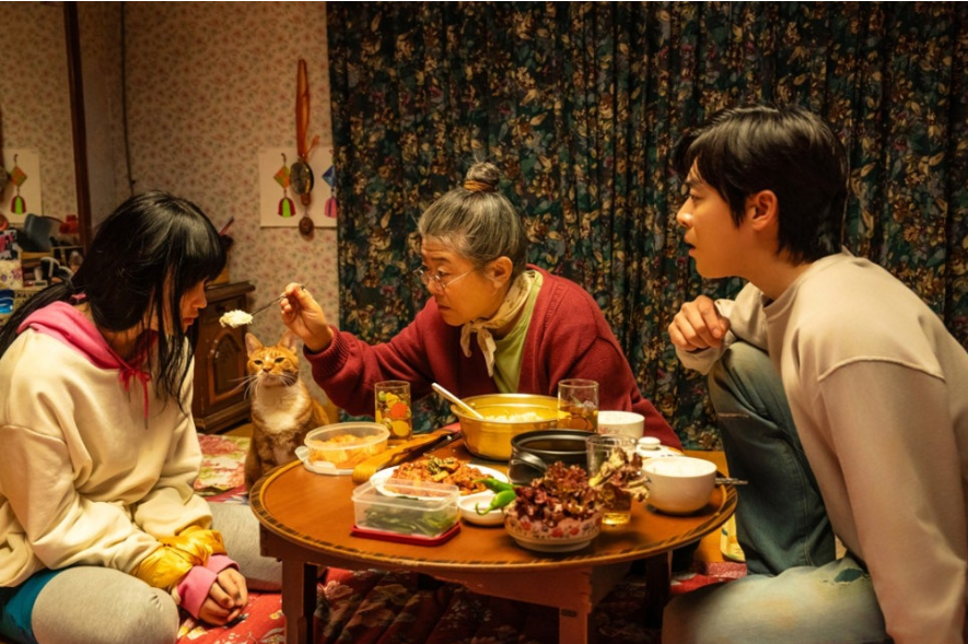 좀비가 된 수아에게 밥을 멕이는 할머니. 으르렁 거리며 할머니를 노려보는 수아.