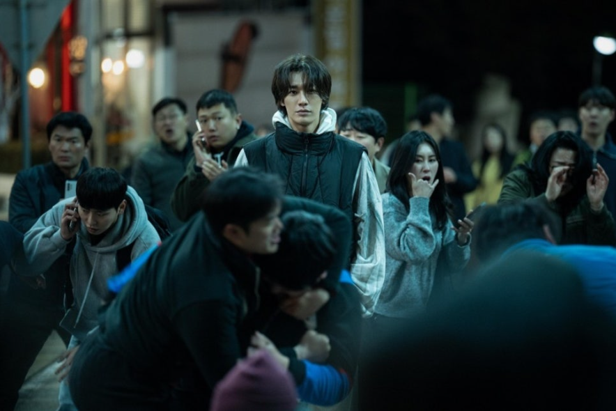 두 조직간의 패싸움을 지켜보고 있는 문백. 무표정한 문백의 표정을 잘 표현하고 있다.