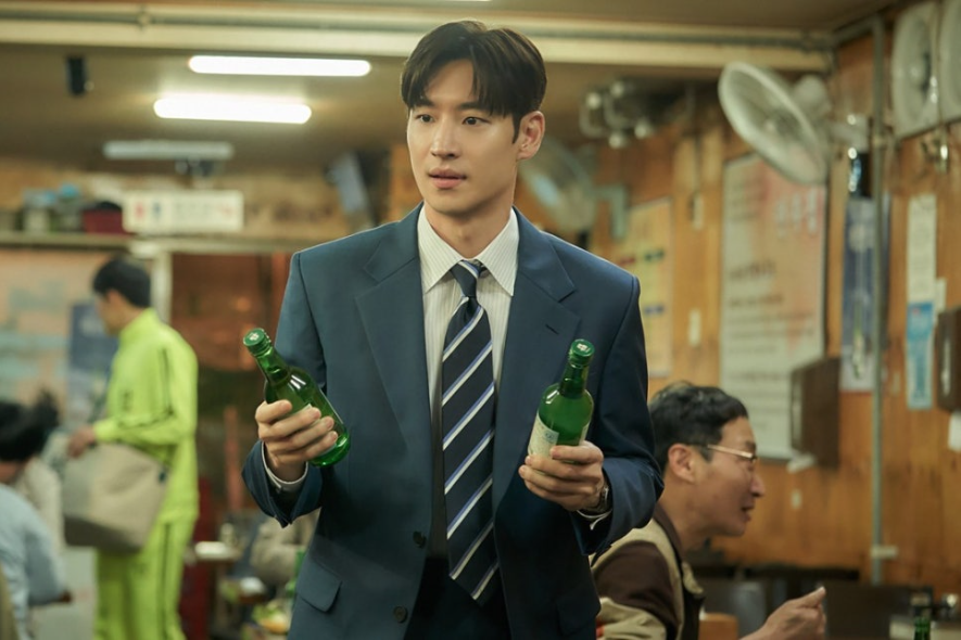 소주를 들고 손님들에게 다가가는 인범.