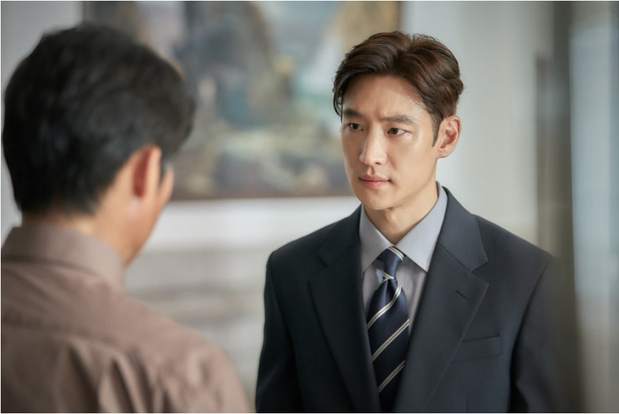 인범과 종록의 갈등 장면. 단단히 화가난 인범이 종록을 노려보는 장면.