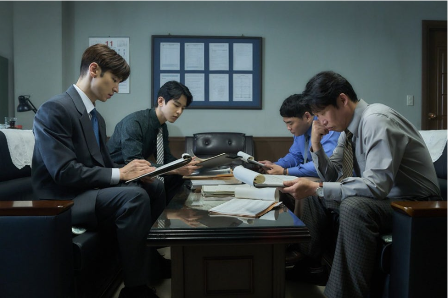 종록과 인범의 회의장면.