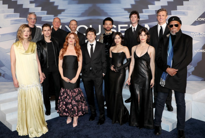 나우 유 씨 미 3 영화 주연들이 시사회에서 각기 다른 표정과 포즈로 카메라를 응시하는 모습입니다.