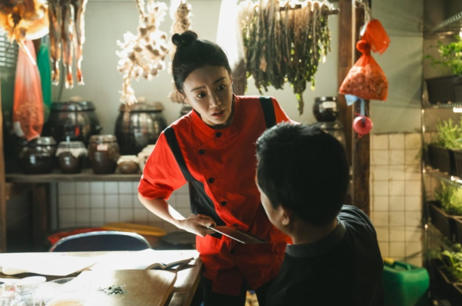 영화 **'보스(BOSS)'**에서 배우 황우슬혜가 보여주는 강렬하고 압도적인 순간을 담고 있습니다.