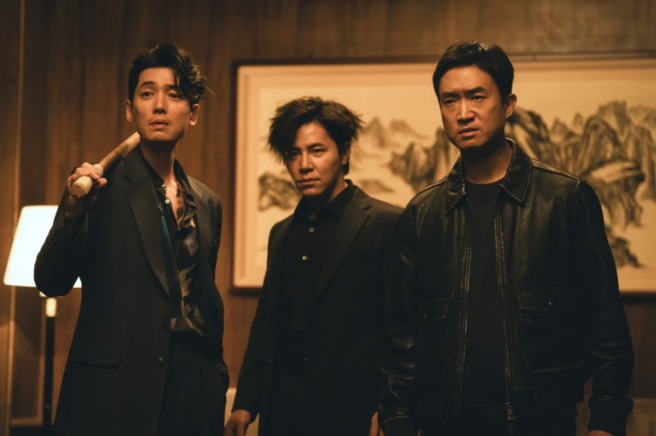 영화 **'보스(BOSS)'**의 주요 출연진인 정경호, 이규형, 조우진이 한데 모여 비장하면서도 강렬한 분위기를 자아내는 장면입니다.