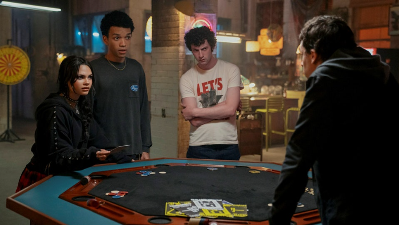 영화 **'나우 유 씨 미 3(Now You See Me 3)'**의 촬영 현장 또는 예고 영상의 한 장면으로, 새로운 세대의 마술사들이 팀을 이루어 작전을 수행하는 듯한 긴장감 넘치는 순간을 담고 있습니다.