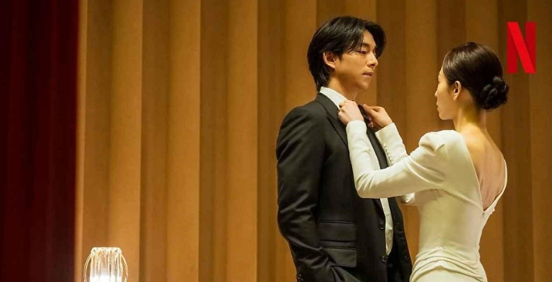 넷플릭스 시리즈 **'트렁크'**의 두 주인공, 공유와 서현진이 함께 있는 서정적이면서도 긴장감 넘치는 장면입니다.