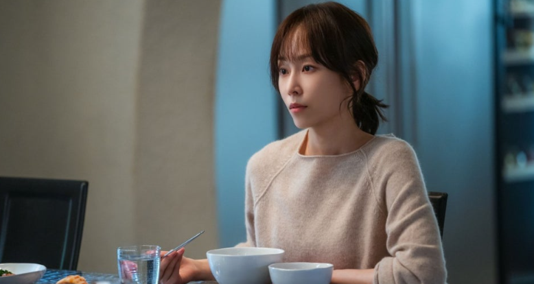 넷플릭스 시리즈 **'트렁크'**의 주인공 노인지(서현진 분)가 식탁에 앉아 있는 정적인 장면을 담고 있습니다.