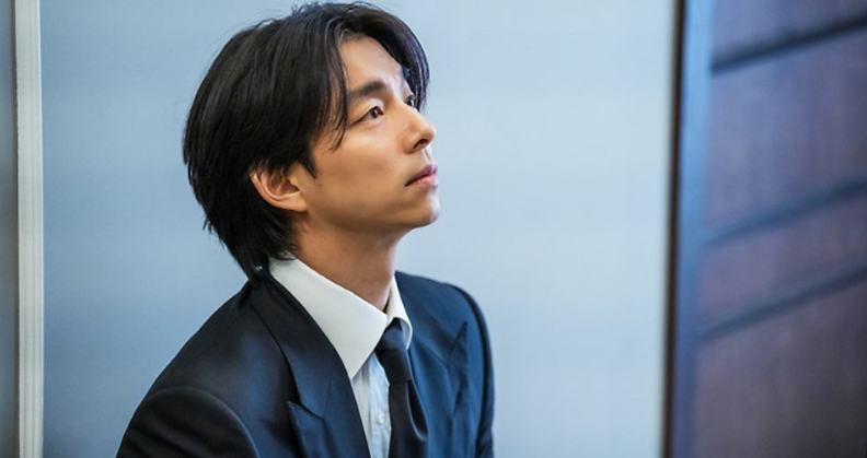 넷플릭스 시리즈 **'트렁크'**의 주인공 한정원(공유 분)의 고독한 내면을 담은 스틸컷입니다.