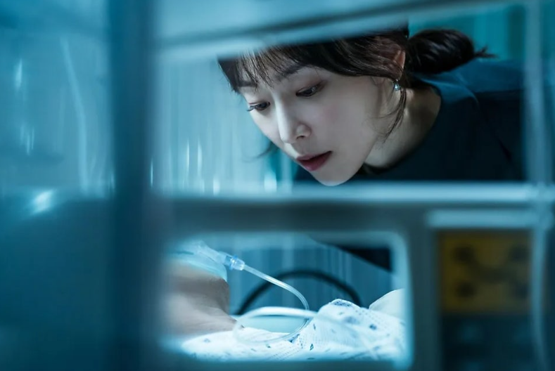 넷플릭스 시리즈 **'트렁크'**의 한 장면으로, 주인공 노인지(서현진 분)의 절박하고 복잡한 심경을 담고 있습니다.