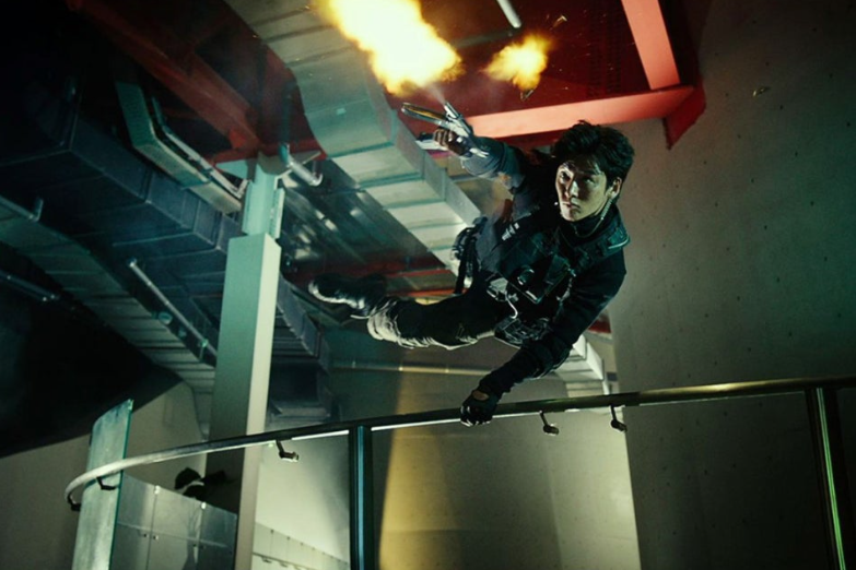 영화 **'조작된 도시'**의 화려하고 긴박한 액션 장면을 담고 있습니다.