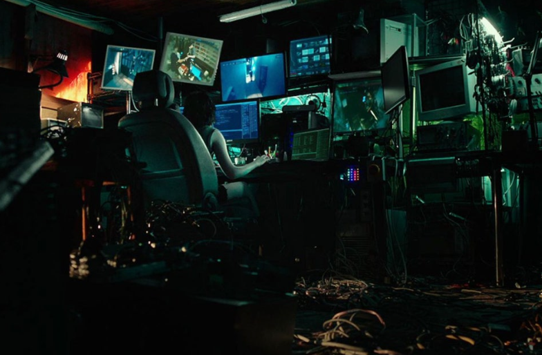 영화 **'조작된 도시'**에서 천재 해커 여울(심은경 분)이 비밀스럽게 작전을 수행하는 아지트의 풍경을 담고 있습니다.