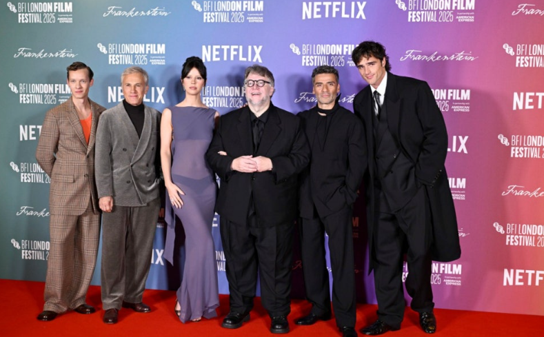 넷플릭스 영화 **'프랑켄슈타인'**의 출연진과 기예르모 델 토로 감독이 2025 BFI 런던 영화제 레드카펫 행사에 참석한 모습입니다.