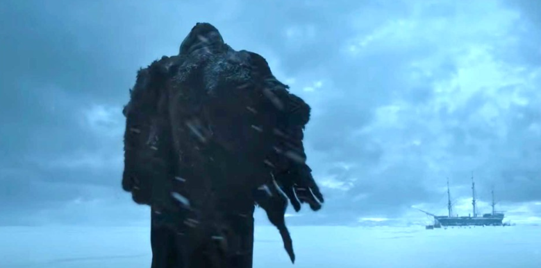 넷플릭스 영화 **'프랑켄슈타인'**의 한 장면으로, 광활한 설원 위에 홀로 서 있는 거대한 존재의 뒷모습을 보여줍니다.