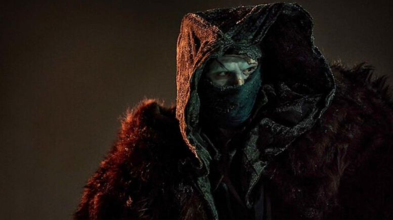 넷플릭스 영화 **'프랑켄슈타인'**의 한 장면으로, 어둠 속에서 정체를 숨긴 인물의 신비로운 분위기를 자아냅니다.