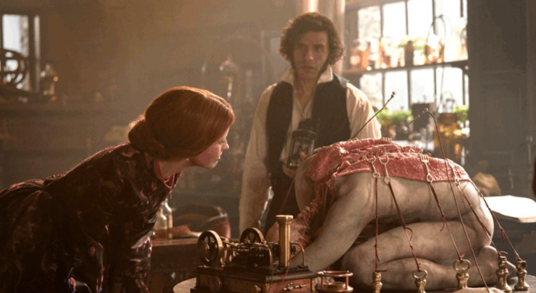 넷플릭스 영화 **'프랑켄슈타인'**의 기묘한 실험실 장면을 보여줍니다.