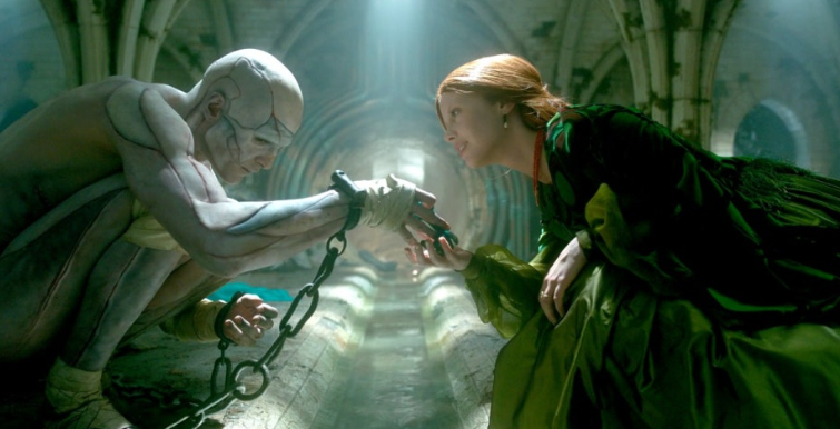 넷플릭스 영화 **'프랑켄슈타인'**의 한 장면으로, 두 존재 사이의 기묘한 교감을 담고 있습니다.