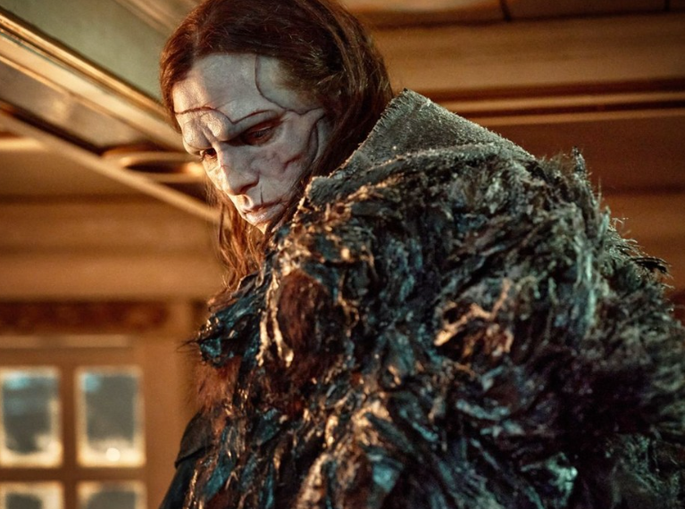 넷플릭스 영화 **'프랑켄슈타인'**의 한 장면으로, 창조된 존재가 겪는 고통과 고립감을 강렬하게 보여줍니다.