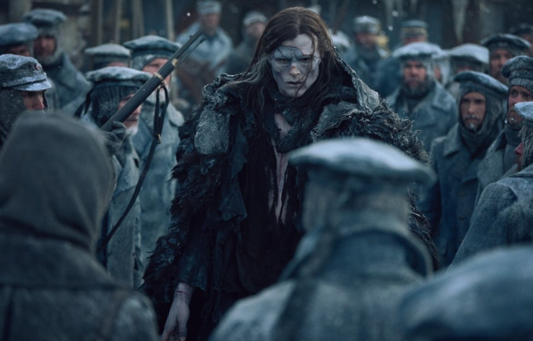 넷플릭스 영화 **'프랑켄슈타인'**의 한 장면으로, 눈보라가 몰아치는 추운 설원에서의 긴박한 대치 상황을 담고 있습니다.