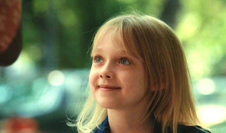 영화 **'맨 온 파이어'**의 한 장면으로, 배우 다코타 패닝이 연기한 소녀 '피타'의 순수한 모습을 담고 있습니다.