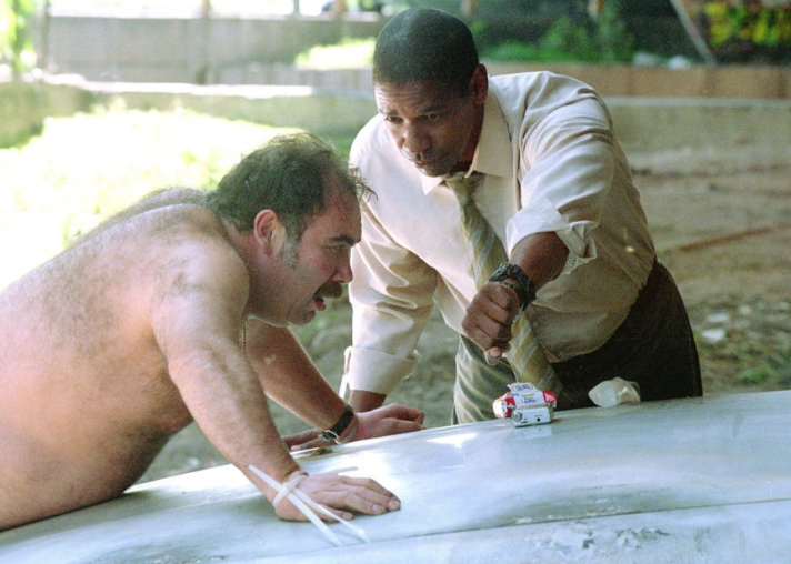 영화 **'맨 온 파이어'**의 긴박한 고문 및 심문 장면을 담고 있습니다.