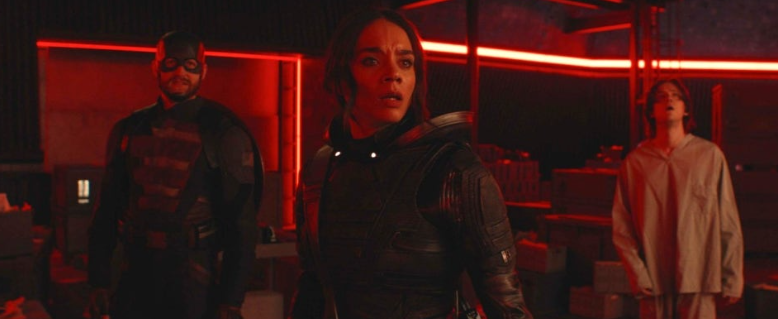 영화 *'썬더볼츠'**의 한 장면으로, 긴박한 위기 상황에 직면한 캐릭터들의 모습을 보여줍니다.