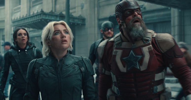 영화 *'썬더볼츠'**의 한 장면으로, 예기치 못한 거대한 위협을 마주한 팀원들의 경이로움과 당혹감을 담고 있습니다.