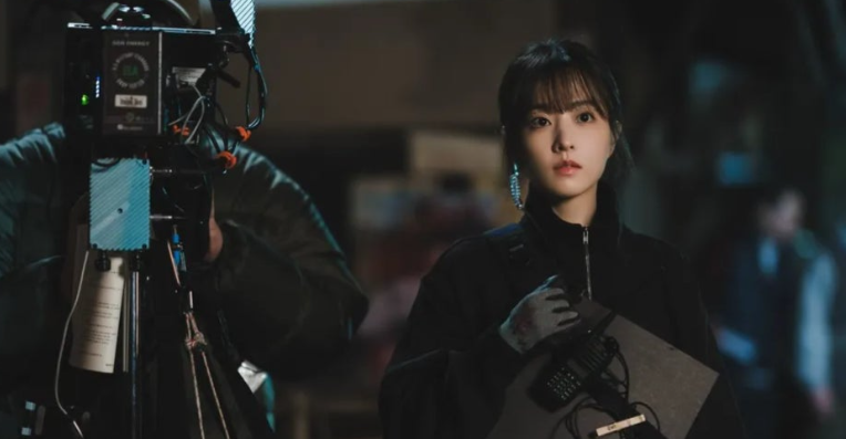 넷플릭스 시리즈 **'멜로무비'**의 촬영 현장 속 주인공의 모습을 담고 있습니다.