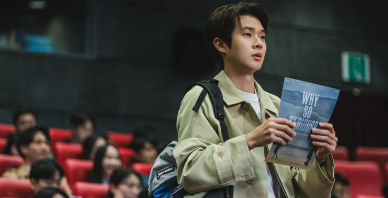 넷플릭스 시리즈 '멜로무비' 속 남자 주인공의 열정적인 일상을 보여주는 스틸컷입니다.