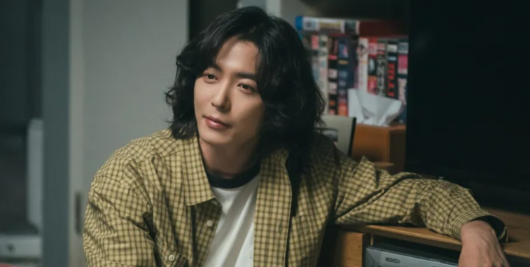 넷플릭스 시리즈 **'멜로무비'**의 한 장면으로, 인물 내면의 편안함을 보여줍니다.