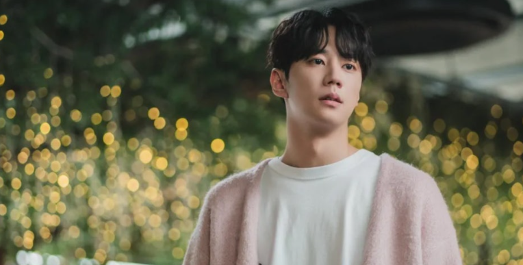 넷플릭스 시리즈 '멜로무비' 속 인물의 부드럽고 서정적인 모습을 담고 있습니다.
