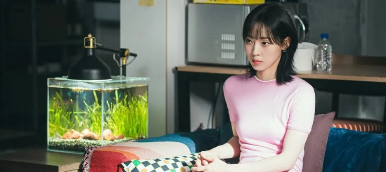 넷플릭스 시리즈 '멜로무비' 속 인물의 차분한 일상을 담고 있습니다.