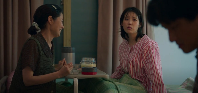 넷플릭스 시리즈 **'폭싹 속았수다'**의 한 장면으로, 병실을 배경으로 한 인물들의 복잡미묘한 감정을 담고 있습니다.