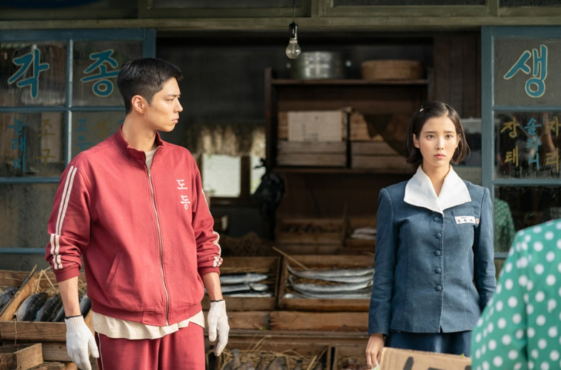 넷플릭스 시리즈 **'폭싹 속았수다'**의 두 주인공, 애순(아이유 분)과 관식(박보검 분)의 예사롭지 않은 대면 순간을 담고 있습니다.