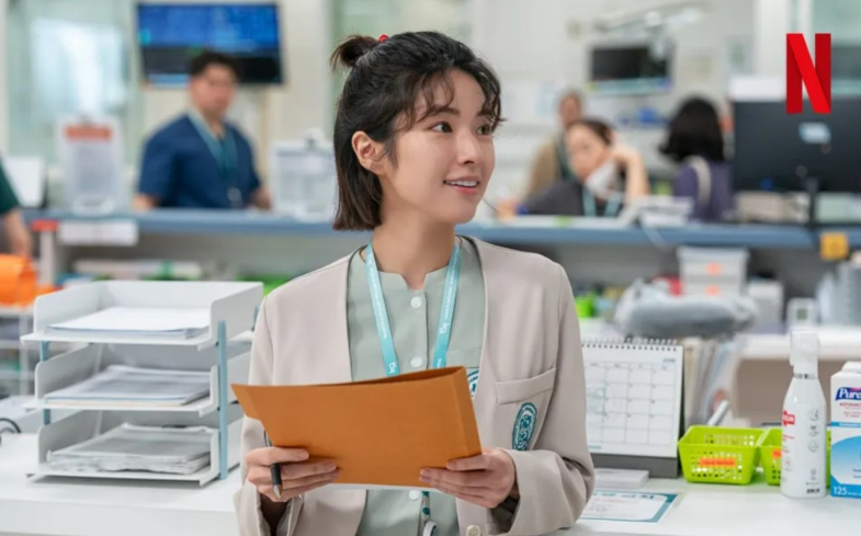 넷플릭스 시리즈 **'중증외상센터'**의 한 장면으로, 병원 내 분주한 일상을 살아가는 인물의 모습을 담고 있습니다.